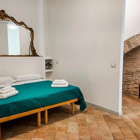 Hostmate - Cardinal Del Monte - 2 *