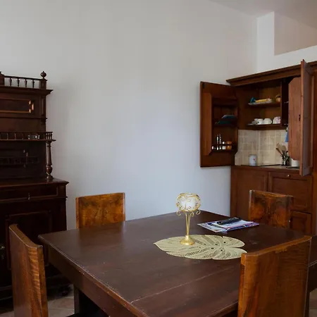 Hostmate - Cardinal Del Monte- Charm *