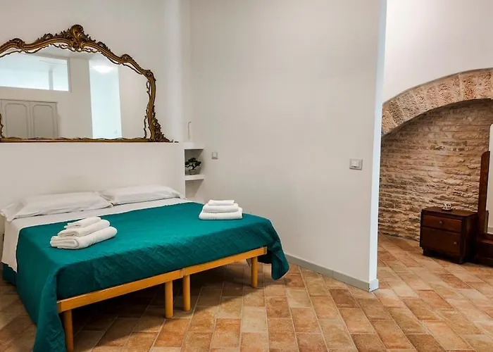 Hostmate - Cardinal Del Monte - 2 *